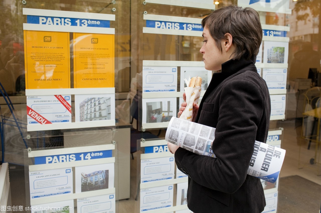 巴黎的房地產(chǎn)經(jīng)紀人面前的年輕女子